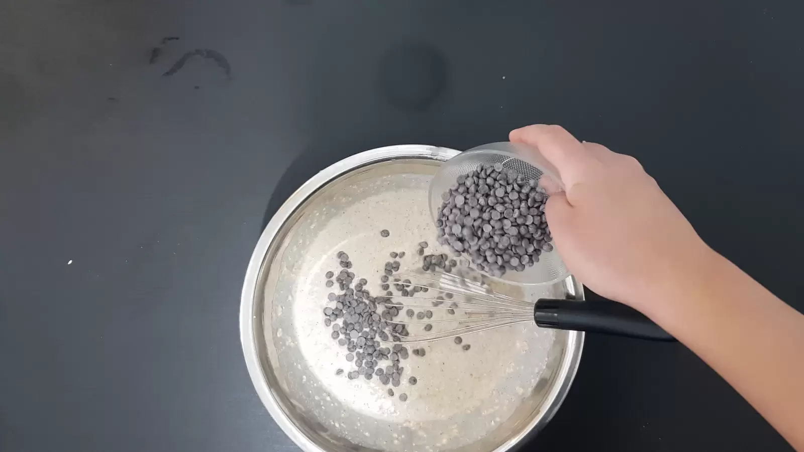 Bowl with chocolate chips, whisk, mix in a bowl