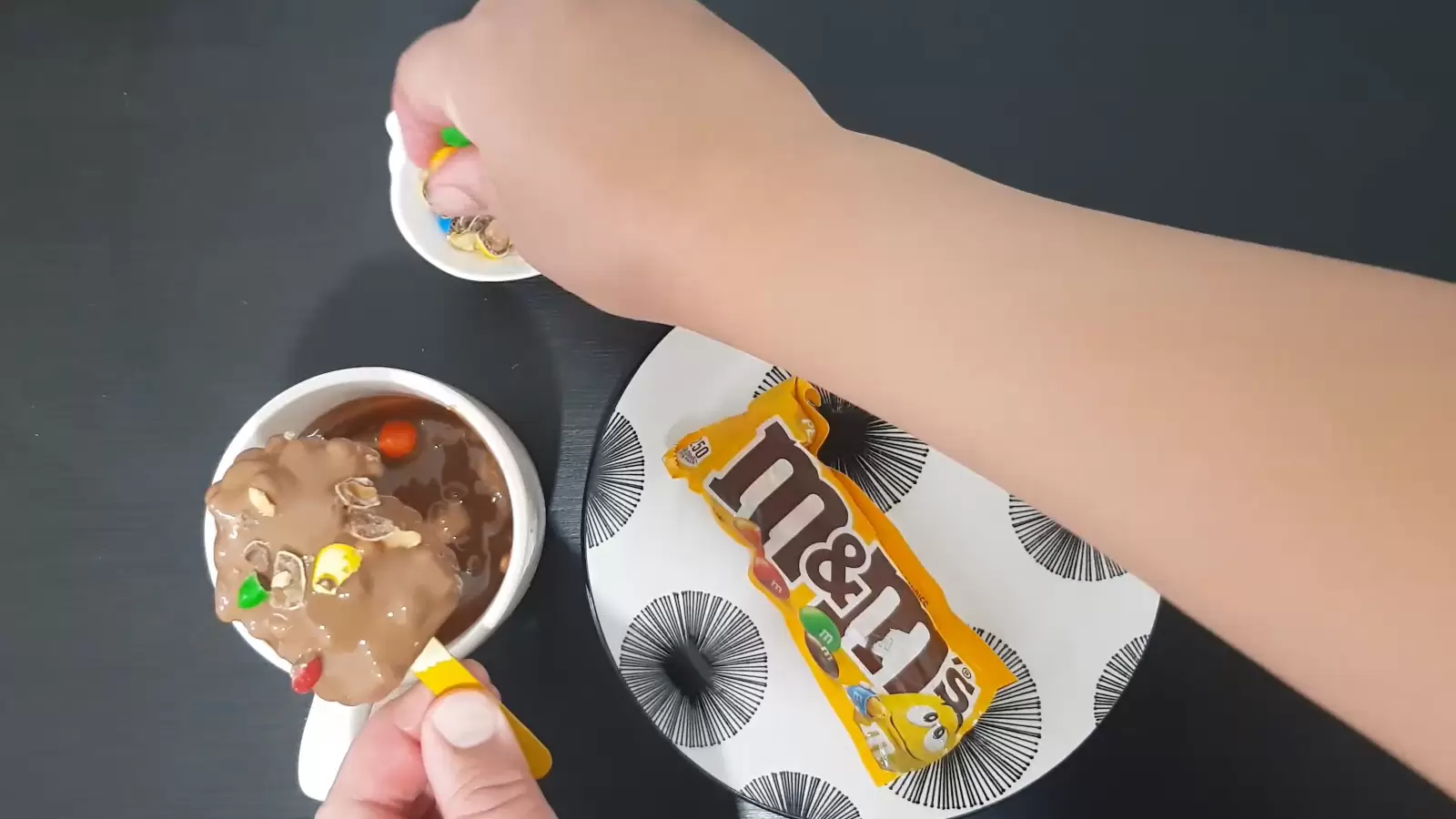 M&M\\'s ice cream in melted chocolate, Plate, MnM candy