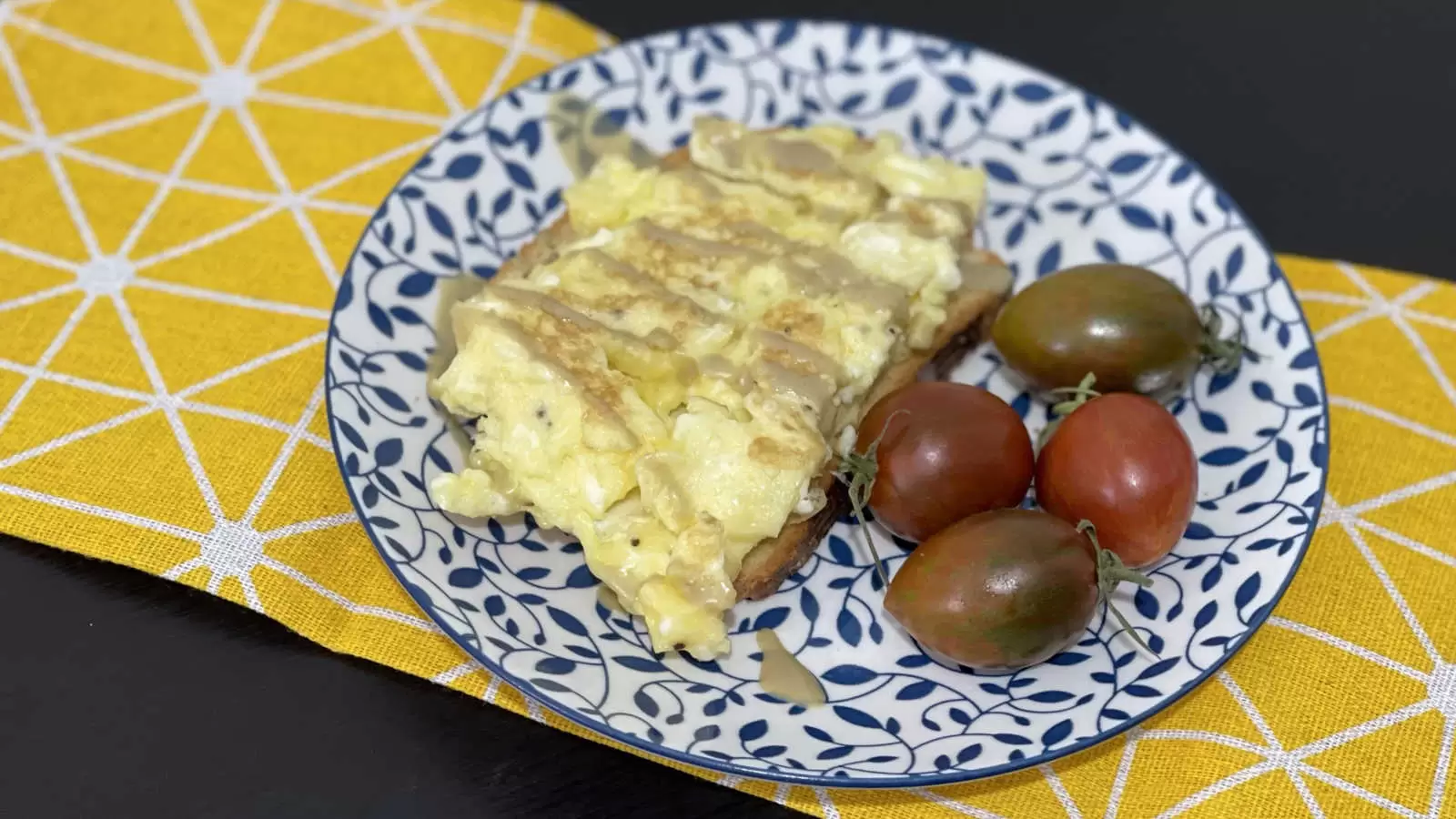 Basic omelette on bread with tomatoes