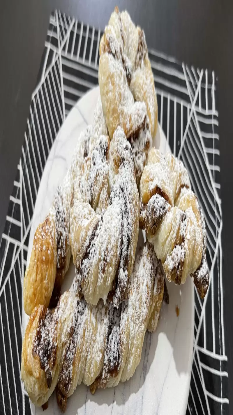 kinder bueno stuffed puff pastry