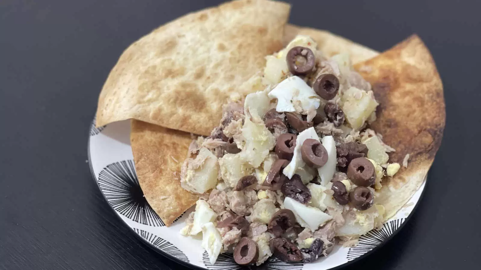 Nisoise salad with crunchy tortilla on a plate