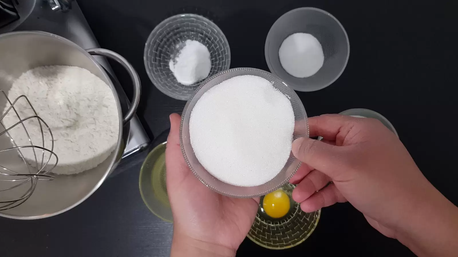 Bowl with vanilla sugar, bowl with baking powder, mixer with flour, bowl with sugar, bowl with egg