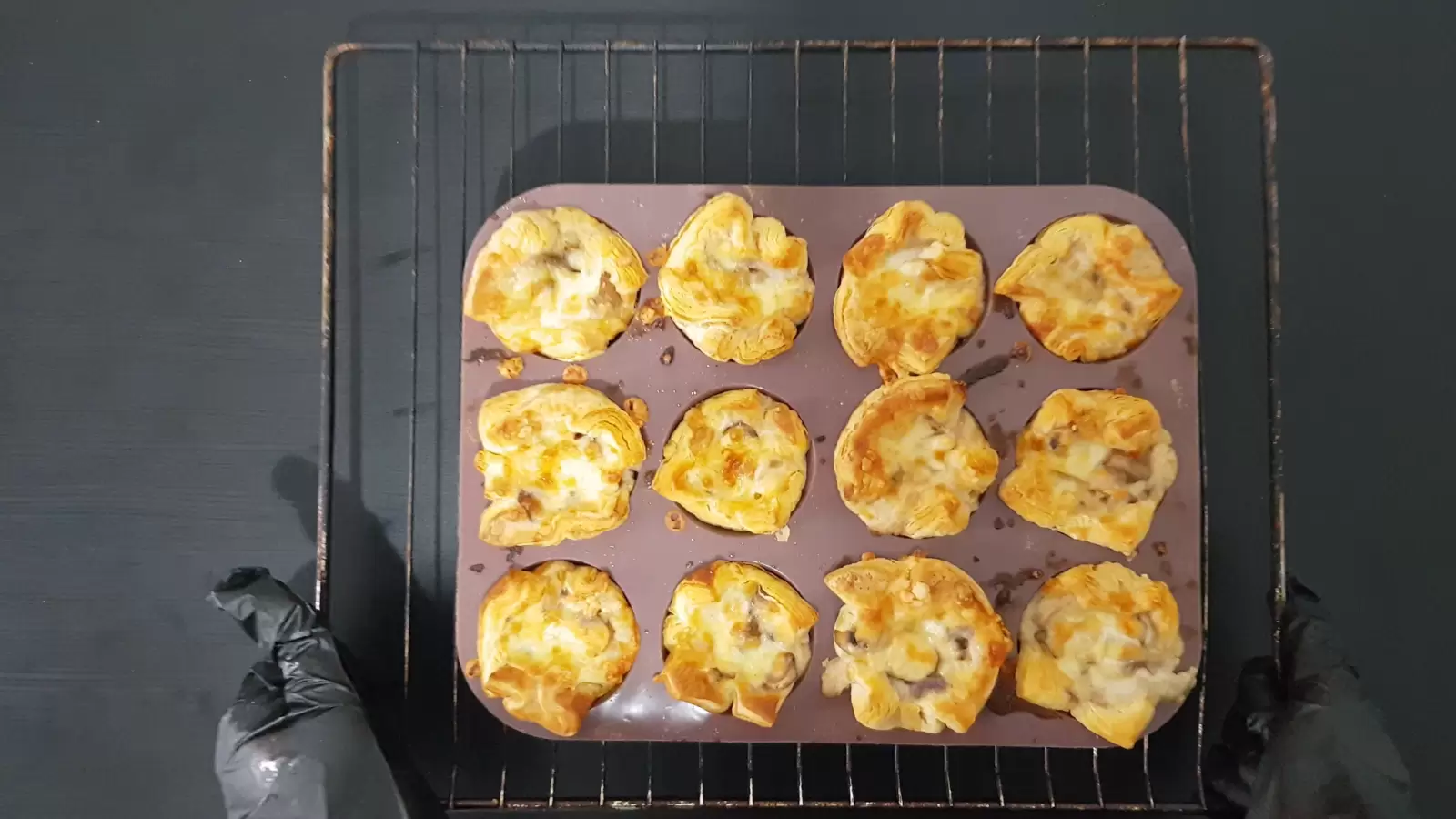 Pan with Mushroom and Caramelized Onion Puff Pastry Tart