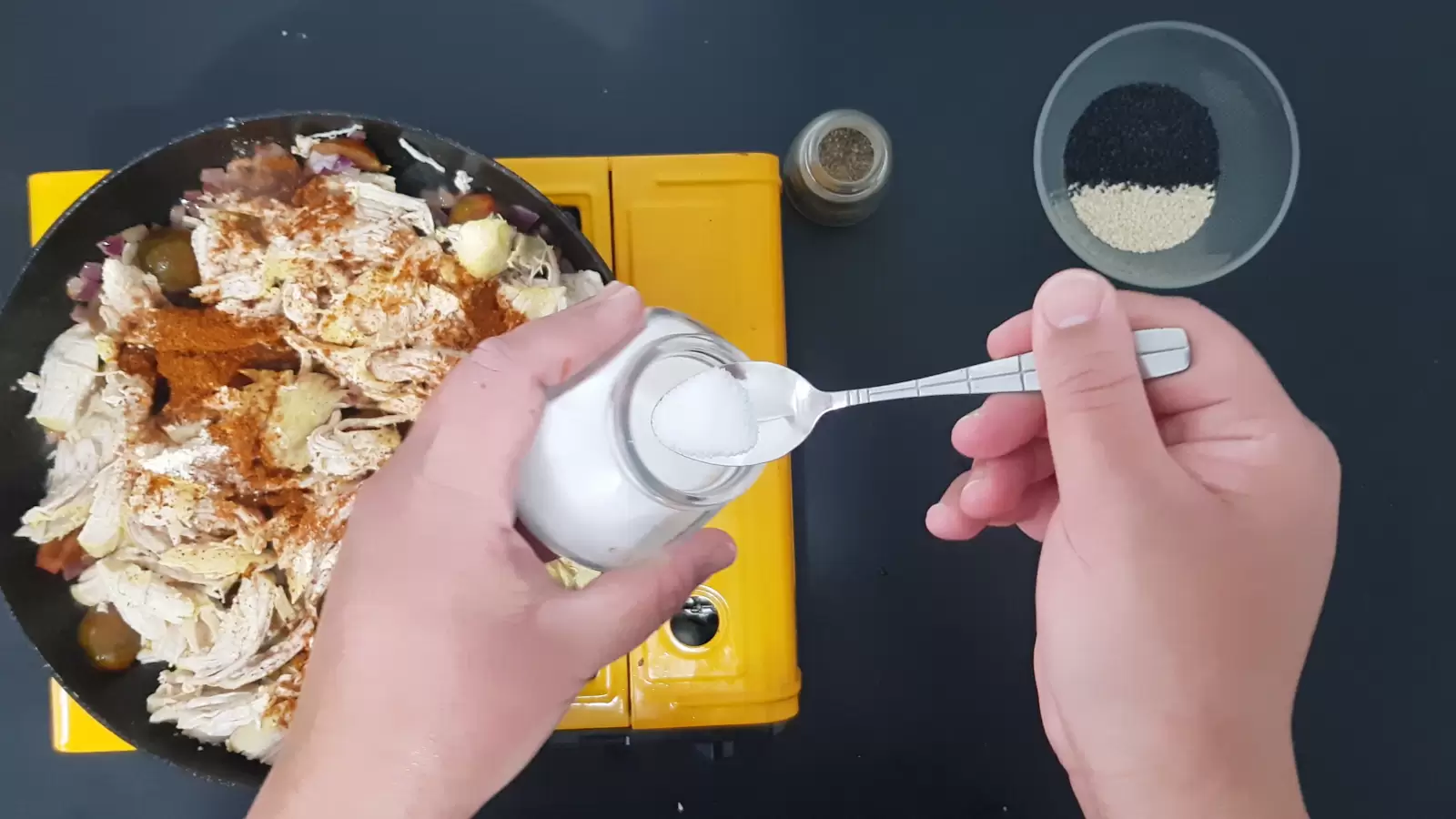 Sesame seeds, pan with chicken, a teaspoon of salt