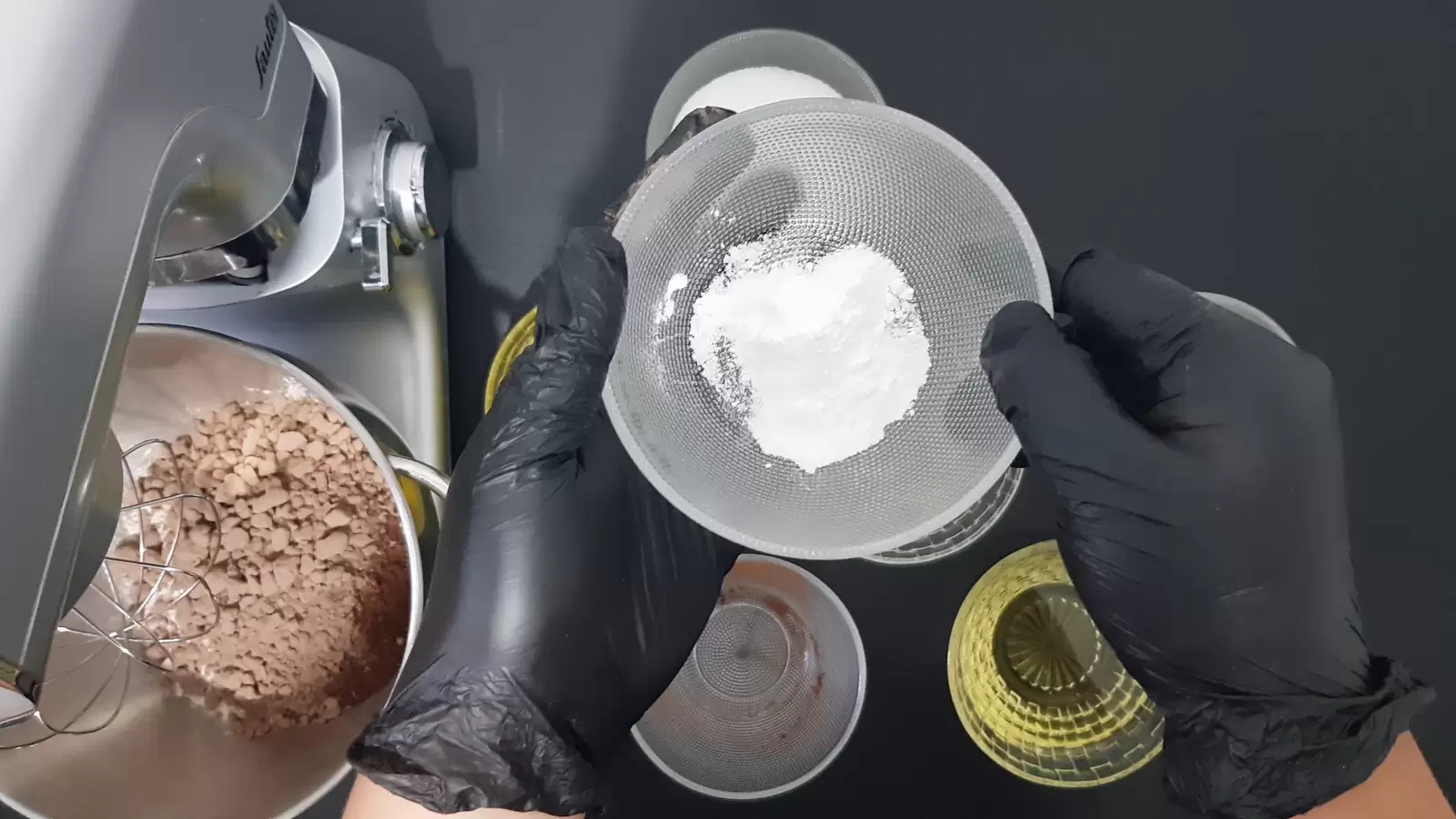 Bowl with oil, bowl with baking powder, mixer with bowl