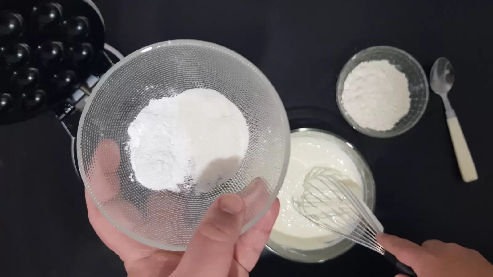 Mix in a bowl with a whisk, a bowl with flour, a bowl with baking powder and vanilla sugar, a spoon, a device for making pancake balls